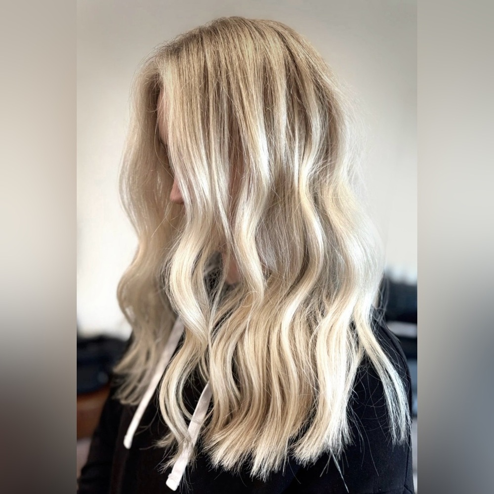 Blond rooted 18” hair extensions weft